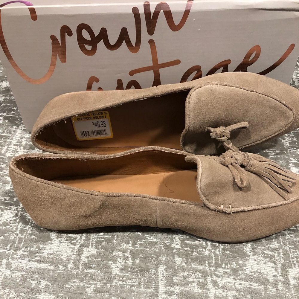 Crown Vintage Tassel Flats 💛